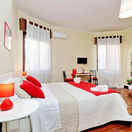 Piazza San Giovanni Bed & Breakfast 4*
